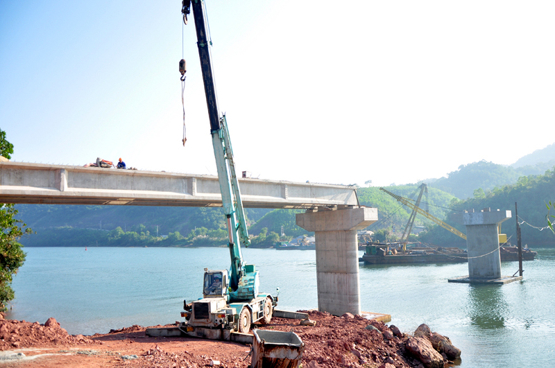 Cầu giàn thép thôn Đồng Châu (huyện Tiên Yên) đang được đẩy nhanh tiến độ thi công.