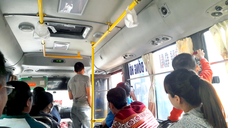 Một trong những chiếc xe bus cũ chạy tuyến 01 Bãi Cháy - Vân Đồn, các móc tay vịn dành cho hành khách đứng đều đã hỏng. (Ảnh chụp ngày 10-12-2016)