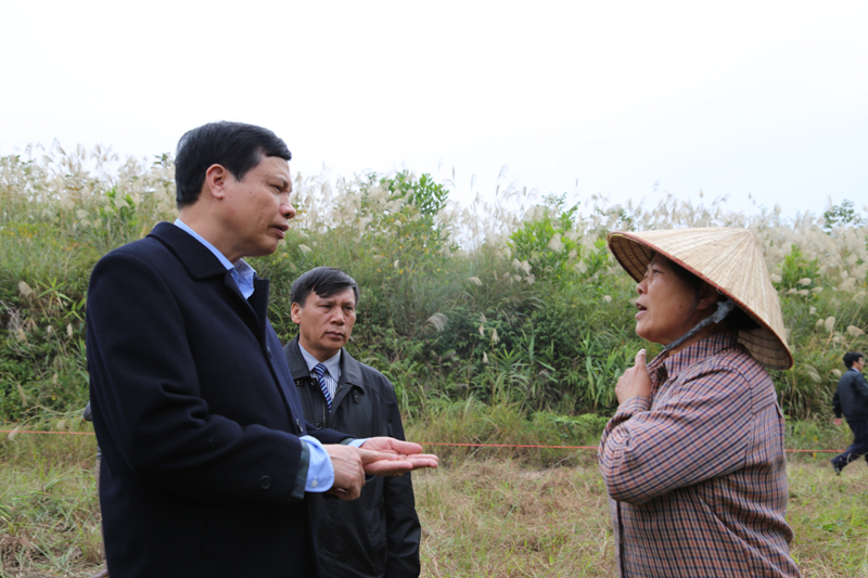 Chủ tịch UBND tỉnh Nguyễn Đức Long trao đổi với hộ dân bị ảnh hưởng trong vùng dự án