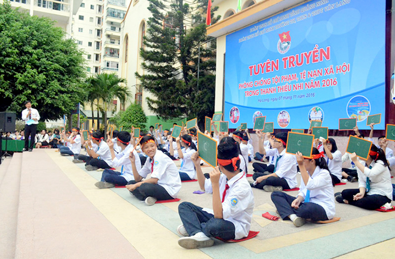 Học sinh Trường TH,THCS&THPT Văn Lang (TP Hạ Long) tham gia cuộc thi “Rung chuông vàng” nhân Ngày Pháp luật Việt Nam 7-11. Ảnh: Bá Trinh (Tỉnh Đoàn)