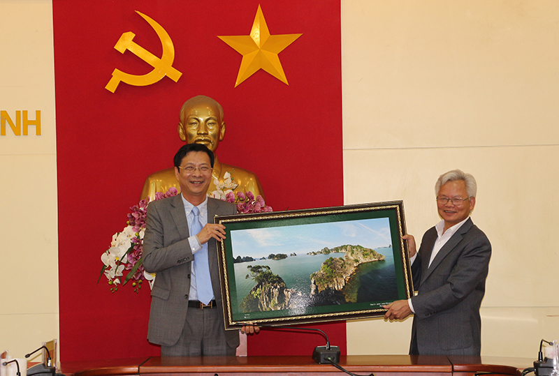 Bí thư Tỉnh ủy Nguyễn Văn Đọc tặng đoàn công tác Hội đồng Lý luận Trung ương bức tranh Vịnh Hạ Long.