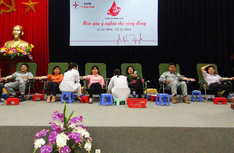 Người lao động Công ty nhiệt điện Mông Dương hiến máu hưởng ứng Tuần lễ hồng EVN 