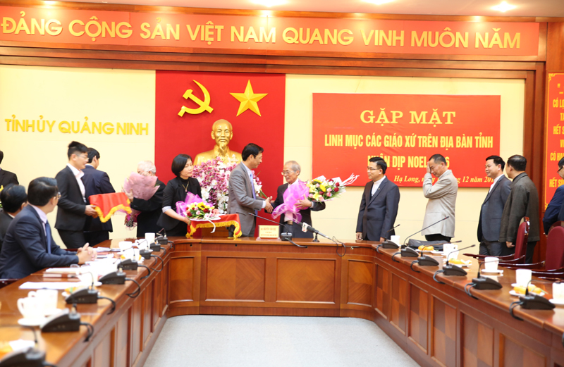 Linh mục Nguyễn Xuân Đài, Giáo xứ Yên Trì nhận hoa chúc mừng của đồng chí Bí thư Tỉnh ủy.