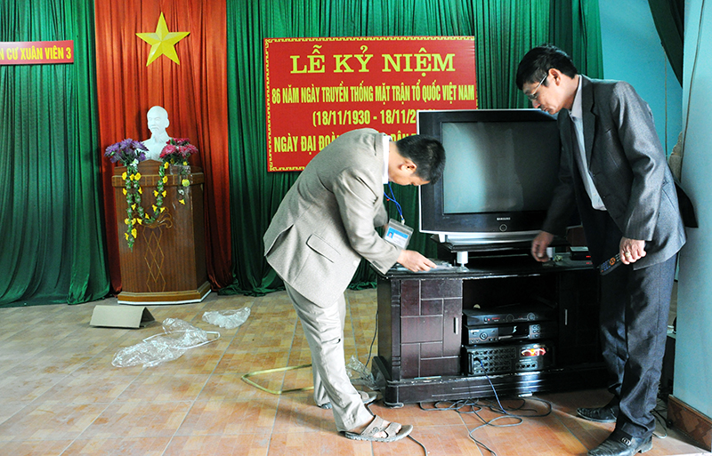 Cán bộ văn hoá phường Xuân Sơn (TX Đông Triều) kiểm tra hệ thống âm thanh chuẩn bị cho sinh hoạt của nhà văn hoá khu 3.