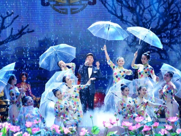 Phần biểu diễn của Quang Linh gây ấn tượng với màn dàn dựng mưa thật trên sân khấu. (Ảnh: Hải Bá)