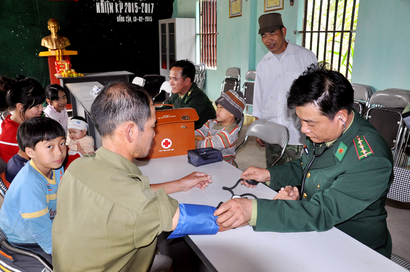 Lực lượng Quân y Đồn biên phòng cửa khẩu Hoành Mô khám bệnh, cấp phát thuốc miễn phí cho đồng bào thôn Đồng Cặm, xã Hoành Mô (Bình Liêu).