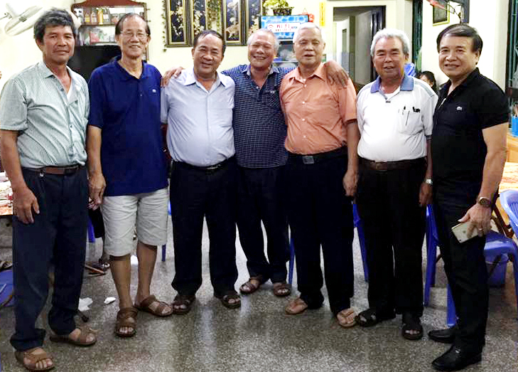 Anh hùng Đoàn Sinh Hưởng (người đứng thứ 3 từ trái qua) và đồng đội tại Móng Cái nhân kỷ niệm 50 năm ngày nhập ngũ.  Ảnh: Ông Bùi Hữu Thiềm cung cấp