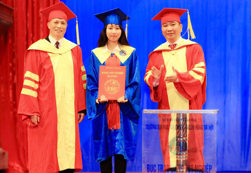 Trần Thị Thu Hằng tại lễ trao bằng tốt nghiệp của Đại học Tài chính - Ngân hàng Hà Nội.