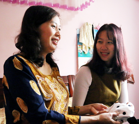 Quyết định tình nguyện ra đảo công tác năm xưa của mẹ Hằng - cô Nguyễn Thị Luyến (bên trái) là một trong các lý do để Hằng quyết định trở về quê hương Cô Tô.