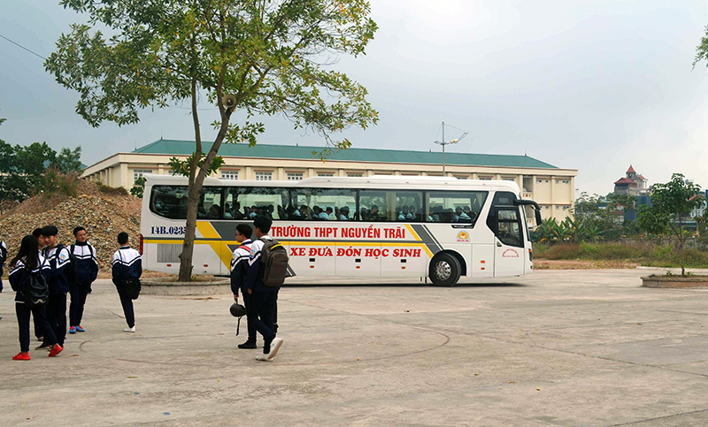 Xe đưa đón học sinh đến trường và về nhà của Trường THPT Nguyễn Trãi, huyện Tiên Yên.