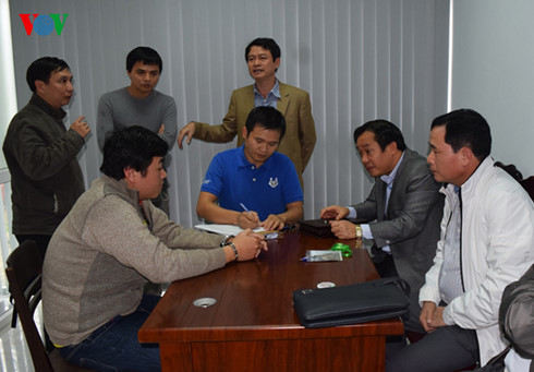 Đại tá Lê Quốc Hùng - Giám đốc Công an tỉnh Thừa Thiên-Huế (áo khoác trắng) trực tiếp đấu tranh đối tượng gây án.