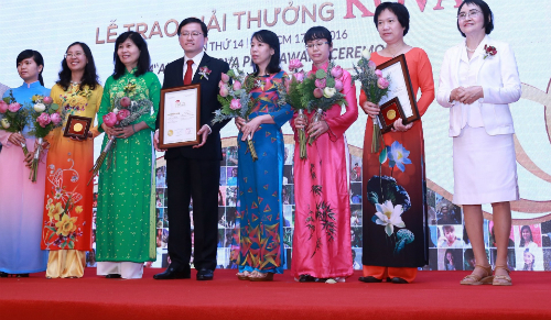 Tập thể Bệnh viện Truyền máu huyết học và Phó giáo sư Tạ Thị Tuyết Mai nhận giải thưởng Kiến tạo. Ảnh: T.P