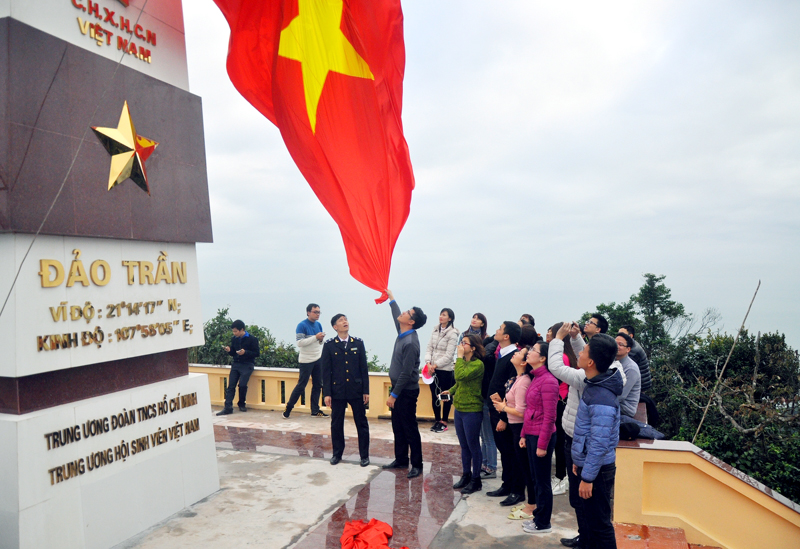 ĐVTN Khối các cơ quan tỉnh tham gia Lễ thượng cờ tại cột cờ Tổ quốc trên đảo Trần.