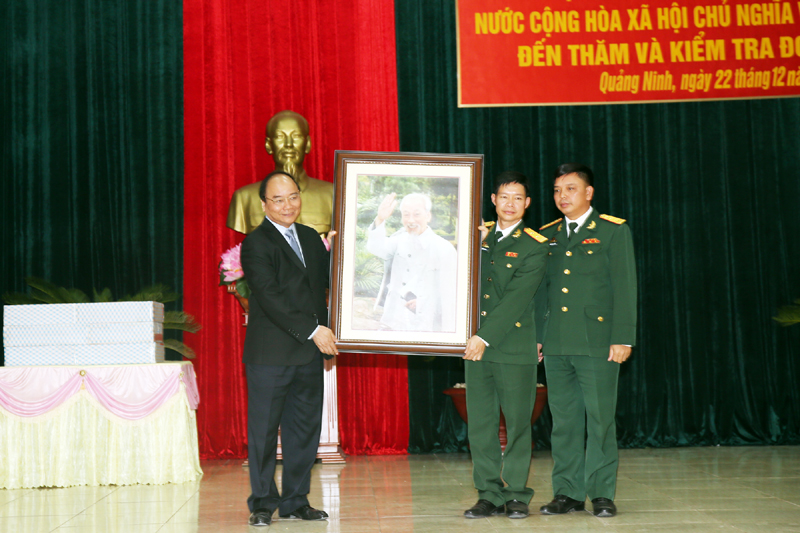 Thủ tướng tặng bức ảnh Bác Hồ cho cán bộ, chiến sỹ Lữ đoàn 242.