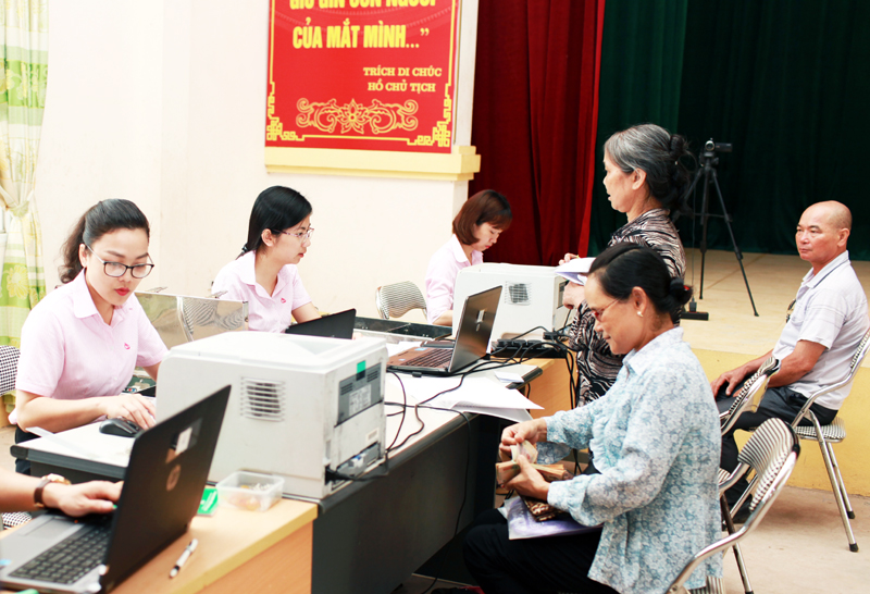 Cán bộ Ngân hàng Chính sách xã hội huyện Tiên Yên giải ngân vốn vay cho hộ nghèo ở xã Đông Hải, huyện Tiên Yên.