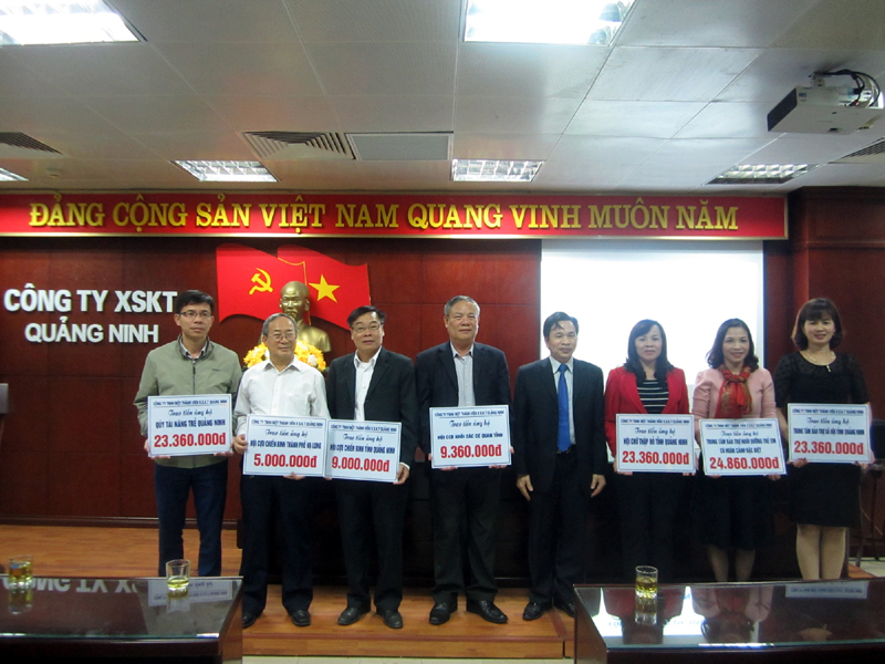  Ông Trần Văn Phẳng – Phó GĐ Công ty TNHH MTV Xổ số kiến thiết Quảng Ninh trao tiền ủng hộ cho các đơn vị tổ chức