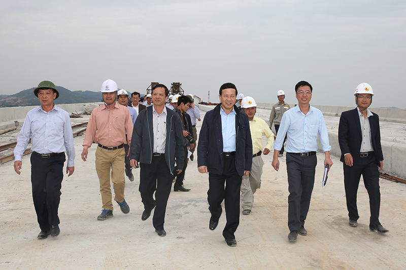 Đồng chí Nguyễn Văn Thành, Phó Chủ tịch UBND tỉnh kiểm tra thi công cầu sông Hốt