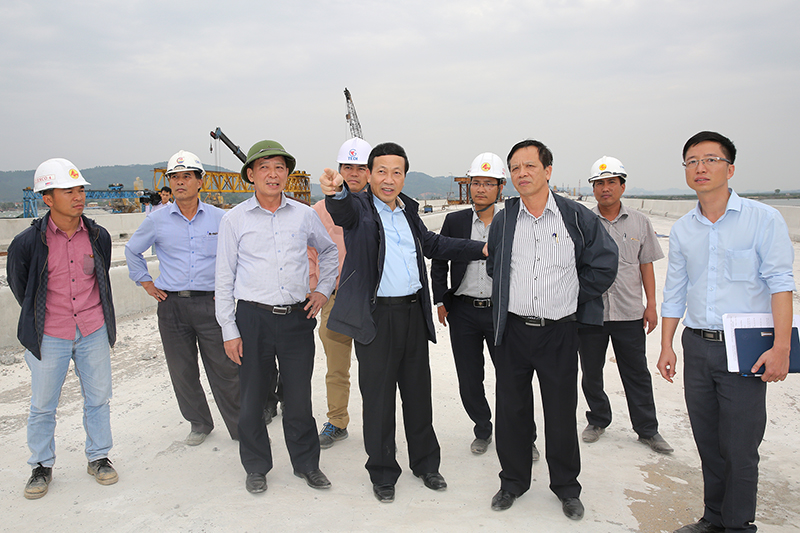 Đồng chí Nguyễn Văn Thành, Phó Chủ tịch UBND tỉnh yêu cầu tuyến cao tốc (trừ cầu Bạch Đằng) phải thông xe kỹ thuật vào đầu tháng 1/2017.