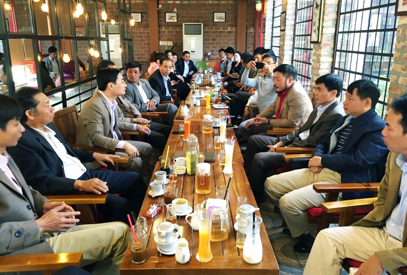 Một buổi gặp gỡ giữa lãnh đạo TP Uông Bí với các doanh nghiệp tại quán cafe. Ảnh: Huyền Trang (Đài Uông Bí)