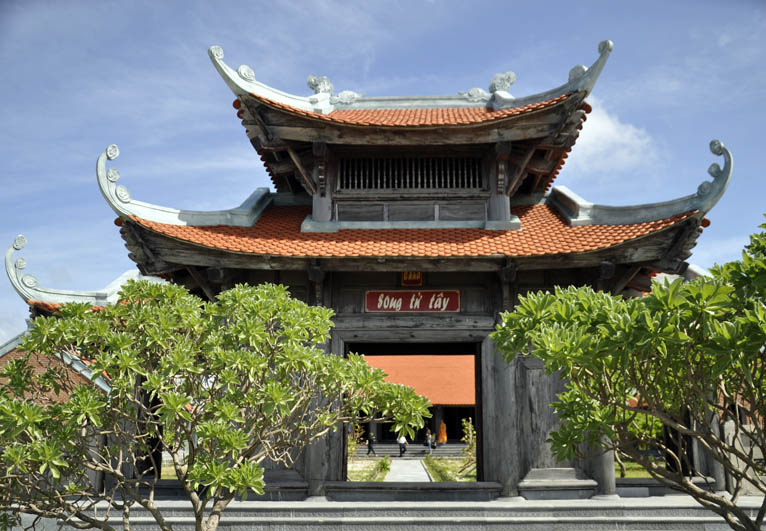 Chùa Song Tử Tây có mái cong cong, ngói đỏ thẫm đặc trưng của làng quê vùng đồng bằng Bắc Bộ hiện lên mộc mạc, bình yên giữa trùng khơi.