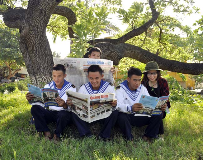 Dưới bóng cây râm mát, những chiến sĩ trẻ Đảo Song Tử Tây say sưa đọc báo.