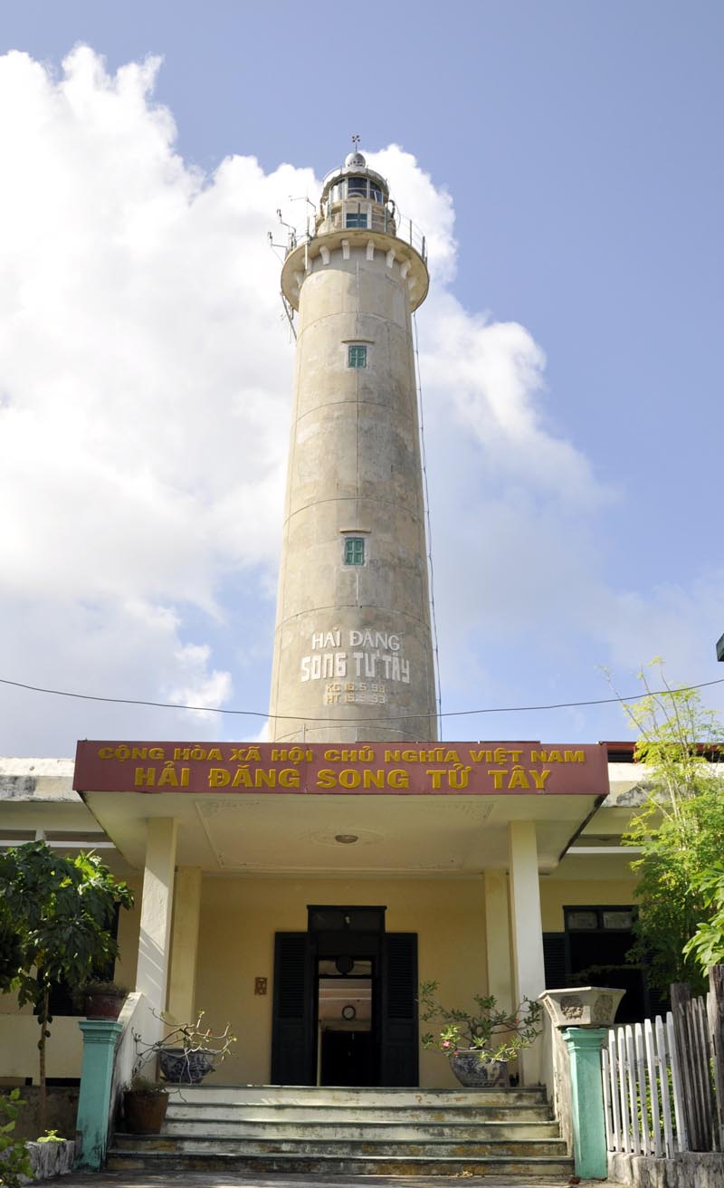 Ngọn hải đăng trên đảo Song Tử Tây có chiều cao 36m. Đây là ngọn hải đăng có đèn cấp 1, ánh sáng trắng, chớp đơn chu kỳ 15 giây với độ chiếu xa 22 hải lý giúp định hướng cho tàu thuyền lưu thông qua lại trên biển được an toàn.