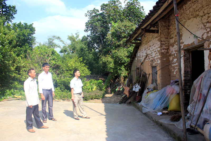 Đoàn khảo sát của MTTQ tỉnh và doanh nghiệp khảo sát nhà ở của hộ nghèo ở xã Quảng Long, huyện Hải Hà.
