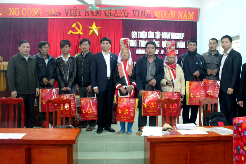 Đồng chí Nguyễn Văn Điệt, Chủ tịch Ủy ban MTTQ tỉnh (đứng thứ 5 từ trái qua) trao quà Tết 2016 của Quỹ Thiện Tâm (Tập đoàn Vingroup) cho hộ nghèo Bình Liêu. 