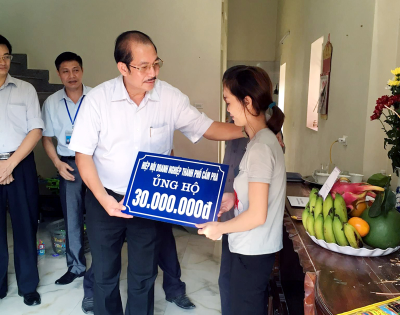 Ông Đào Duy Hảo, Chủ tịch Hiệp hội Doanh nghiệp TP Cẩm Phả trao tặng 30 triệu đồng cho 1 hộ gia đình có hoàn cảnh khó khăn.