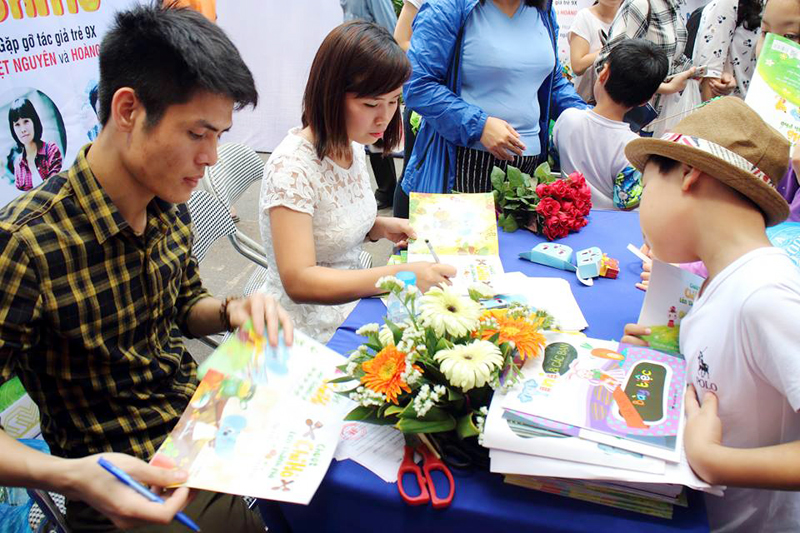 Tác giả Cao Nguyệt Nguyên (giữa) ký tặng sách tại buổi ra mắt tập truyện “Chi Hô lên thành phố”.