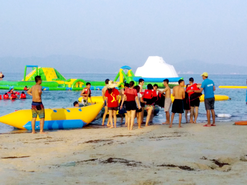Cô Tô Park ở bãi biển Hồng Vàn thu hút đông khách du lịch.