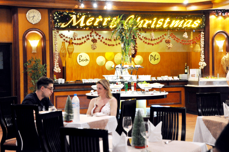 Khu vực nhà hàng của khách sạn Hạ Long Plaza được trang trí lộng lẫy trong dịp lễ Noel.