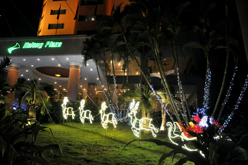 Những chiếc đèn màu trang trí tạo thành những chú tuần lộc chào đón Giáng sinh ở phía trước sảnh khách sạn Ha Long Plaza, TP Hạ Long.