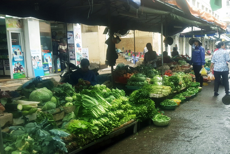 Giá cả nhiều mặt hàng thực phẩm ổn định, giúp người tiêu dùng yên tâm mua sắm dịp Tết năm nay. Ảnh chụp tại chợ Hạ Long I, tháng 12-2016.