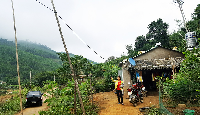 Cột điện gỗ của hộ chị Đặng Thị Xuân, thôn Làng Mô, xã Đồn Đạc (Ba Chẽ) bị nghiêng, không đảm bảo an toàn.
