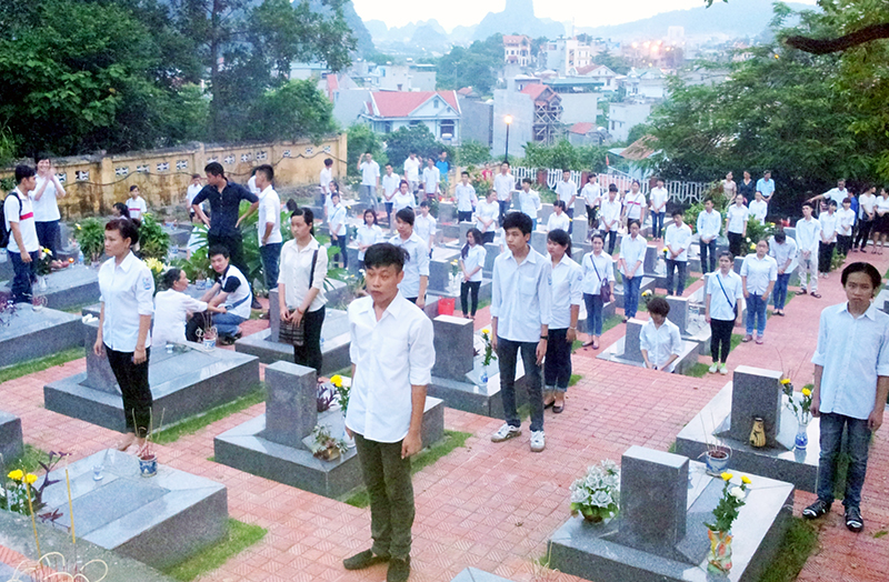 Học sinh Trường THPT Vũ Văn Hiếu (TP Hạ Long) dâng hương tưởng niệm các anh hùng liệt sĩ tại Nghĩa trang liệt sĩ Hà Tu.