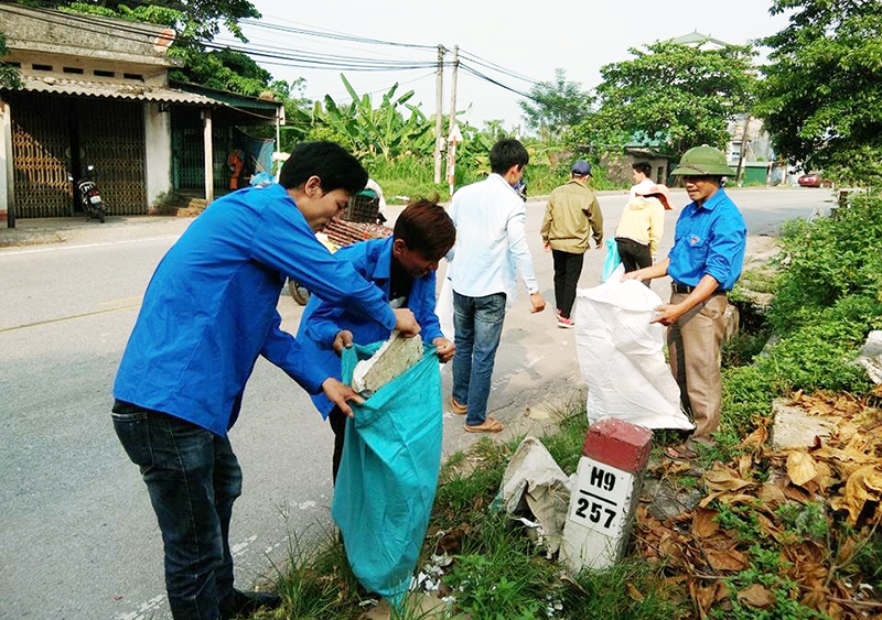 ĐVTN thôn 3, xã Quảng Thành, huyện Hải Hà tham gia dọn vệ sinh môi trường xung quanh khu vực dân cư. (Ảnh do Đoàn Thanh niên xã Quảng Thành cung cấp)