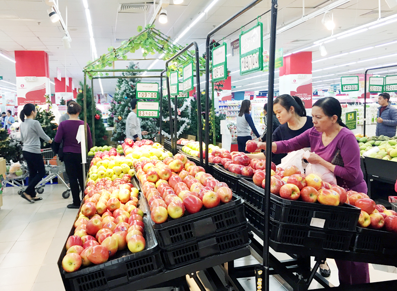Người dân mua sắm tại Siêu thị Vinmart, Trung tâm Thương mại Vincom Center Hạ Long.