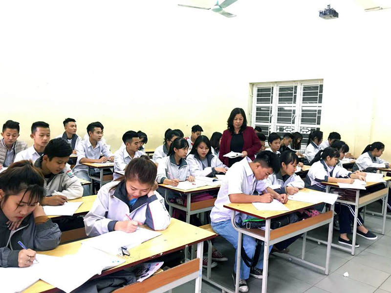 Học sinh lớp 12A, Trường THPT Lê Quý Đôn (TP Cẩm Phả) ôn luyện môn sinh học chuẩn bị cho kỳ thi THPT quốc gia 2017.