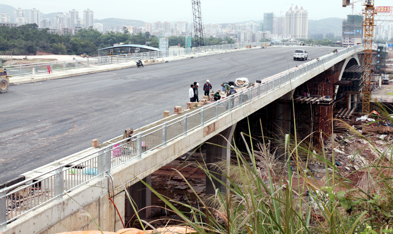 Cầu Bắc Luân 2 phía Việt Nam đã cơ bản hoàn thành.