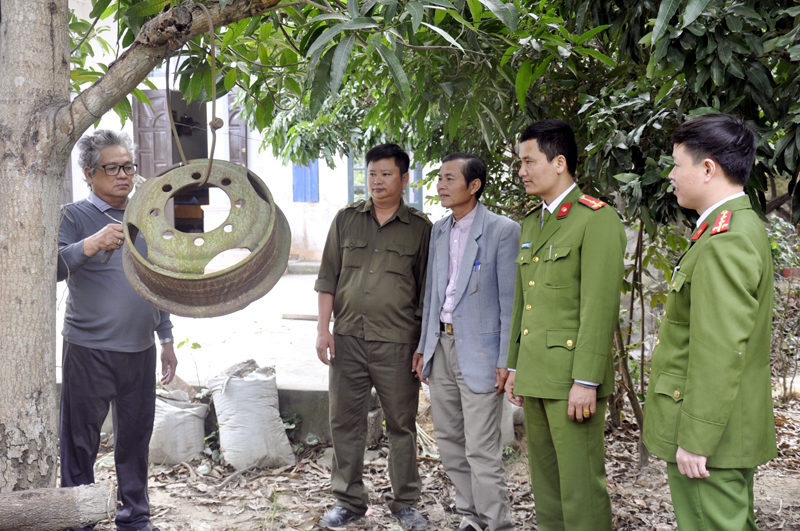 Các thôn trong xã Bình Khê (Đông Triều) đều được trang bị kẻng và phân công người phụ trách hàng ngày đánh kẻng nhằm đảm bảo ANTT.