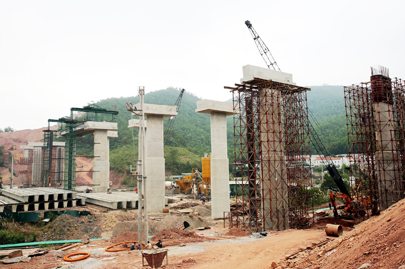 Cầu Cẩm Y (TP Cẩm Phả) thuộc Dự án đường cao tốc Hạ Long - Vân Đồn đang được nhà thầu đẩy nhanh tiến độ thi công.  Ảnh: Đỗ Phương