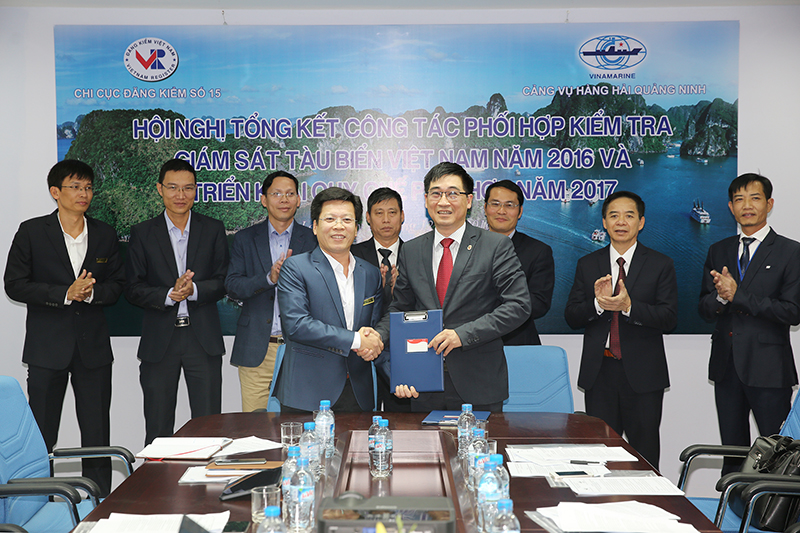 Đại diện lãnh đạo Cảng vụ Hàng hải Quảng Ninh và Chi cục Đăng kiểm số 15 ký quy chế phối hợp năm 2017.