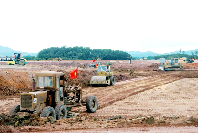 Các nhà thầu đang đẩy nhanh tiến độ thi công Cảng hàng không Quảng Ninh (huyện Vân Đồn).