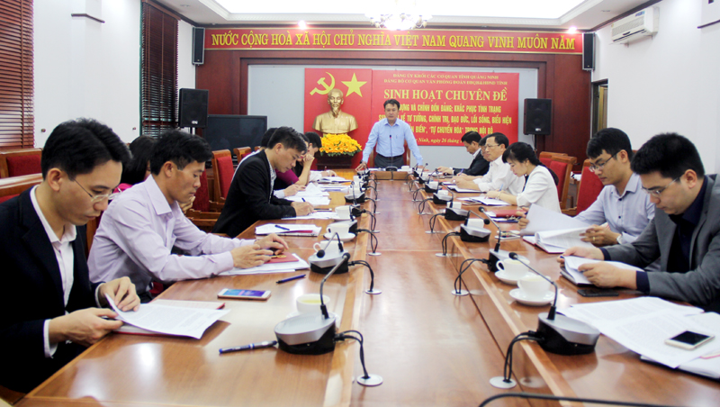 Buổi sinh hoạt chuyên đề về xây dựng, chỉnh đốn Đảng của Đảng bộ Cơ quan Văn phòng Đoàn ĐBQH và HĐND tỉnh, ngày 26-12-2016.