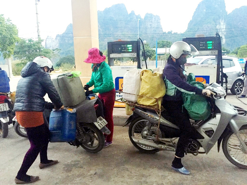 Do khoảng cách từ trung tâm huyện đến cửa hàng bán lẻ xăng dầu Bãi Dài Hạ Long khá xa nên người dân Vân Đồn đã mua xăng tích trữ tại nhà, không đảm bảo an toàn.