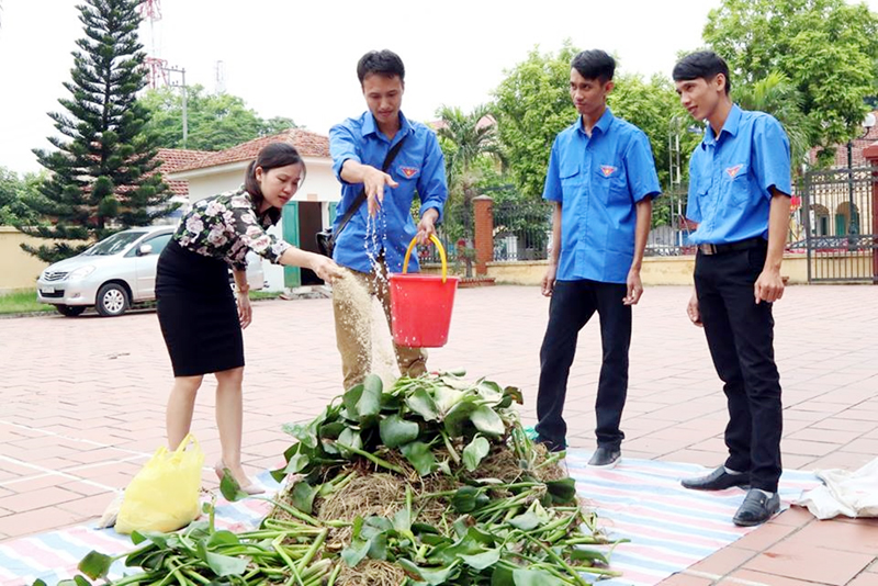 Cán bộ Trung tâm Ứng dụng KH&CN (Sở KH&CN) hướng dẫn ĐVTN TX Quảng Yên sử dụng chế phẩm sinh học sản xuất phân hữu cơ vi sinh từ phụ phẩm nông nghiệp.