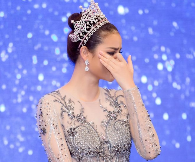 Phạm Hương bật khóc khi nhớ lại hành trình chinh phục Miss Universe 2015. (Ảnh: Mr AT)
