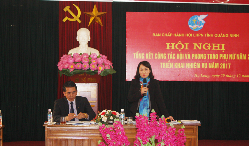Đồng chí Nguyễn Thị Vinh, Chủ tịch Hội LHPN tỉnh phát biểu tại hội nghị.
