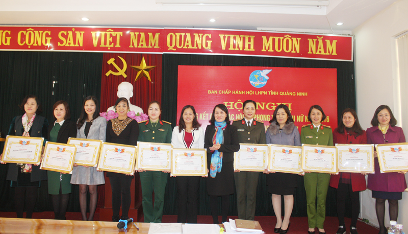 Đồng chí Nguyễn Thị Vinh, Chủ tịch Hội LHPN tỉnh trao bằng khen cho các tập thể có thành tích xuất sắc trong hoạt động công tác Hội năm 2016